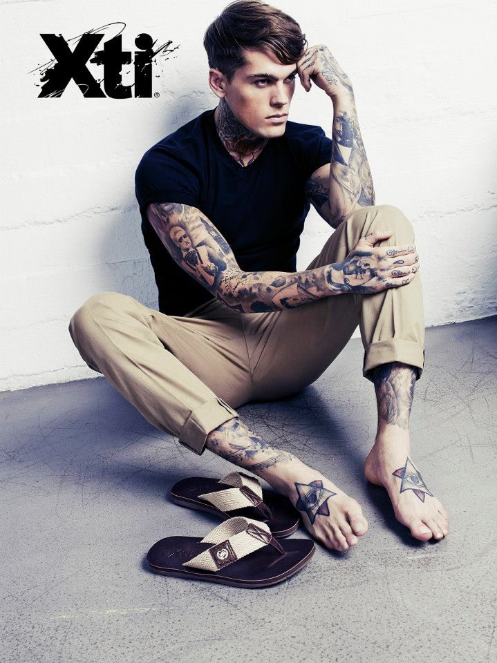buddy byars recommends male celebrity bare feet carlene lavigne add Filipina stripping photo