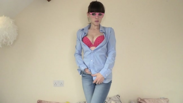 Sydney Harein milf presenting having sex outdoors