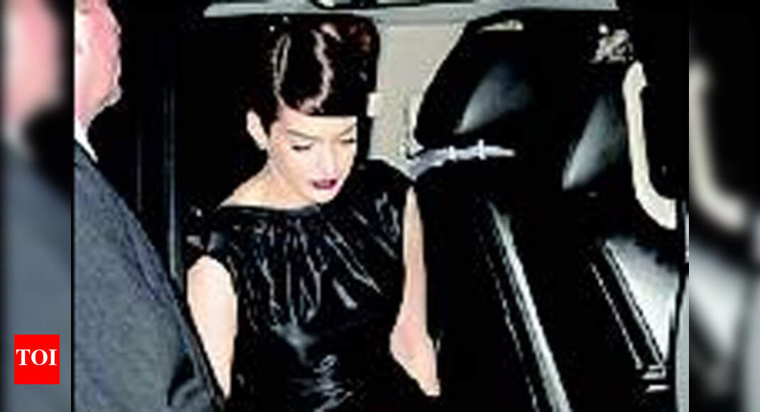 camryn moore recommends anne hathaway upskirts christine cheryl add anne hathaway upskirts image