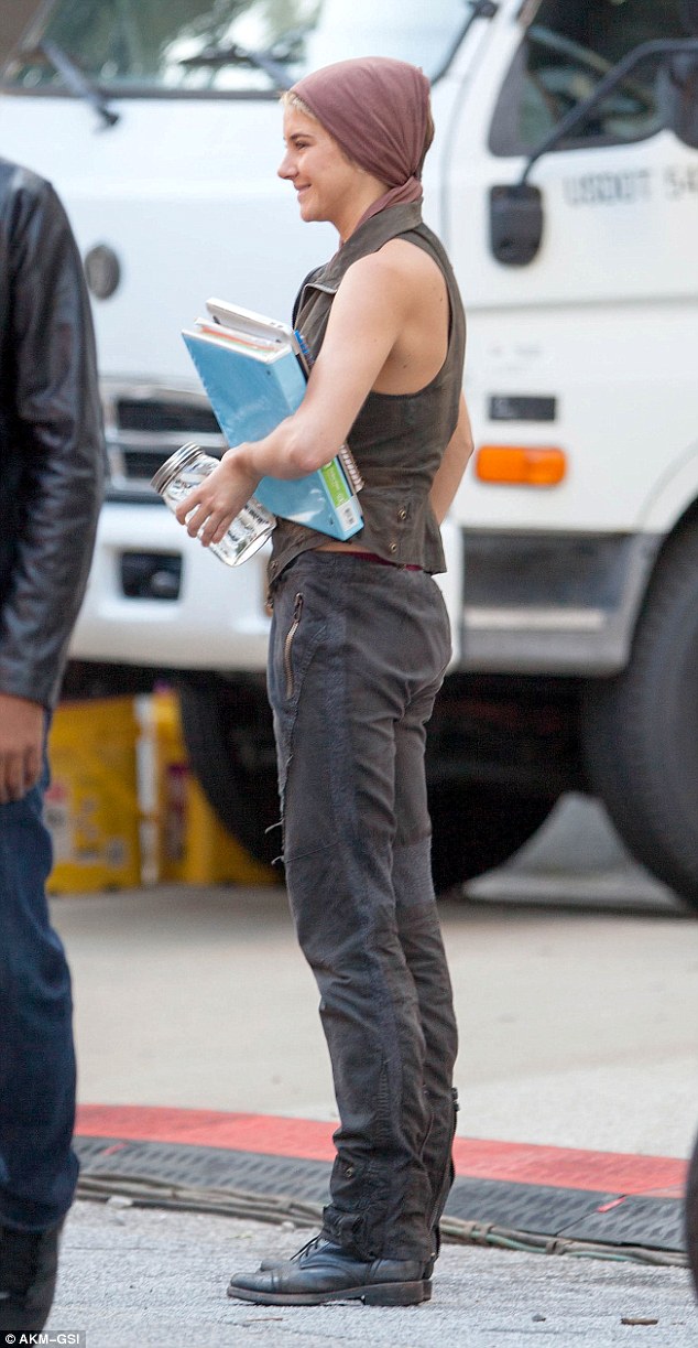 barry barsamian recommends Kim shaw nude clarissa lowe add shailene woodley ass photo