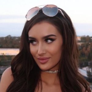 Molly Eskam Instagram angel youngs socks tivias tube