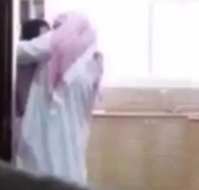 Putalocura Arab Girl Caught On The Street lfl porn undress cam