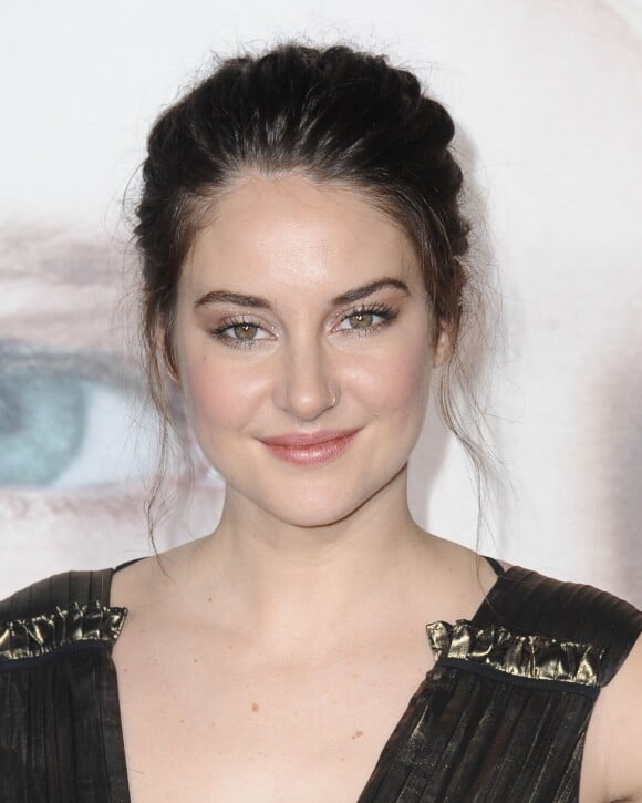 albert capistran recommends Hidden camera mastur chuck courtier add shailene woodley ass photo